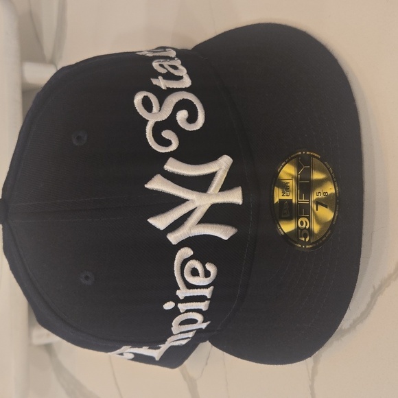 New Era Yankees Empire State Embroidered Baseball Cap Black White Size 7 5/8 - Picture 2 of 9
